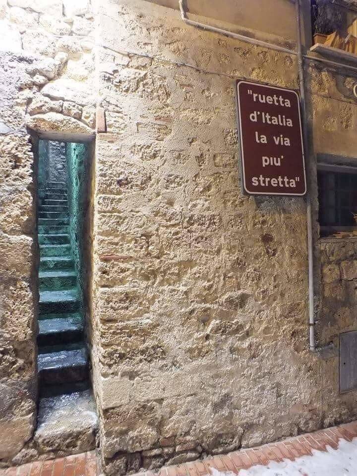 Самая узкая улица в Италии