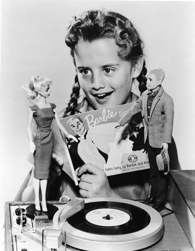 В 1961 году начали продаваться первые наборы кукол Барби и Кена
