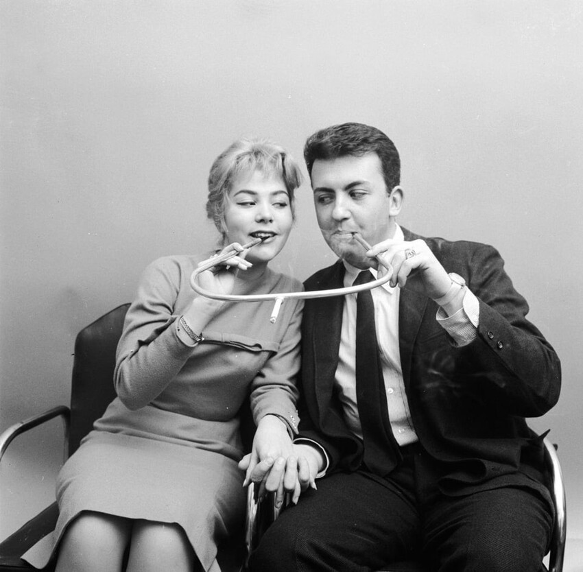 Курительное устройство для пар, вошедшее в моду в Лондоне, Англия,1955 год