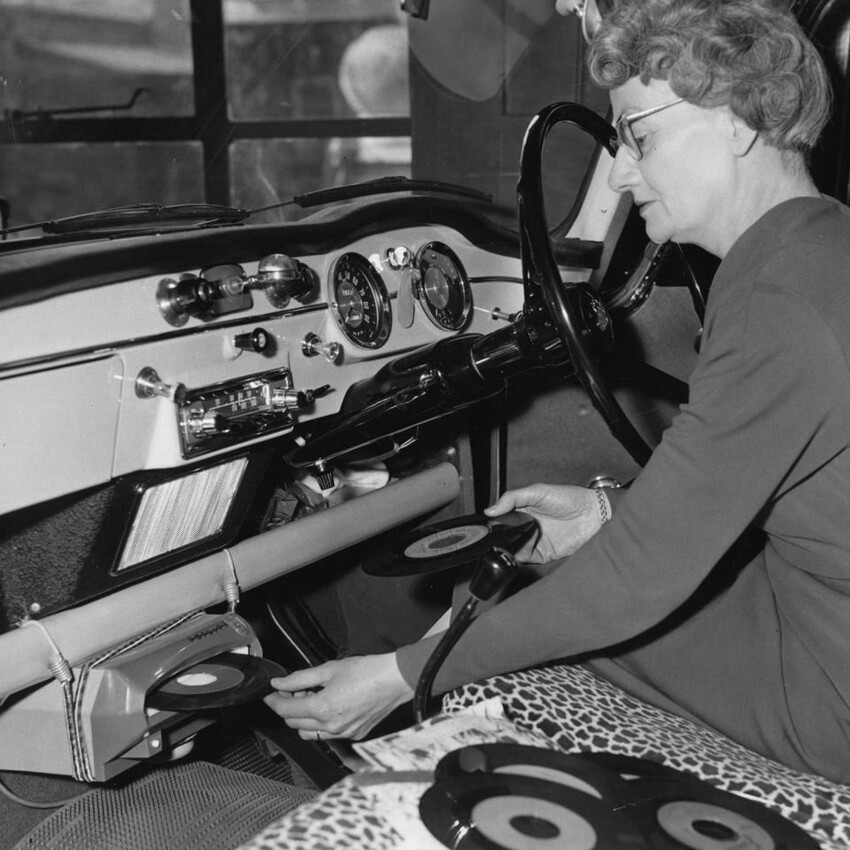 Женщина меняла пластинки на своем проигрывателе Philips в машине ещё в 1959 году