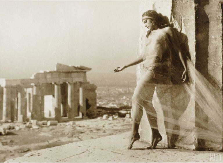 Русская балерина Елизавета "Лила" Никольская, участница Пражского национального балета, на Акрополе, Афины, ноябрь 1930 года