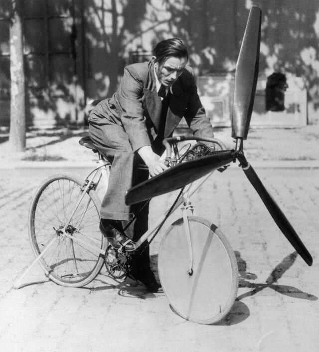 Французский изобретатель хочет увеличить скорость своего велосипеда, с помощью пропеллера, Париж, Франция, 1936 год