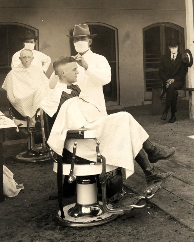 Парикмахерская под открытым небом во время пандемии испанского гриппа, Калифорния,1918 год