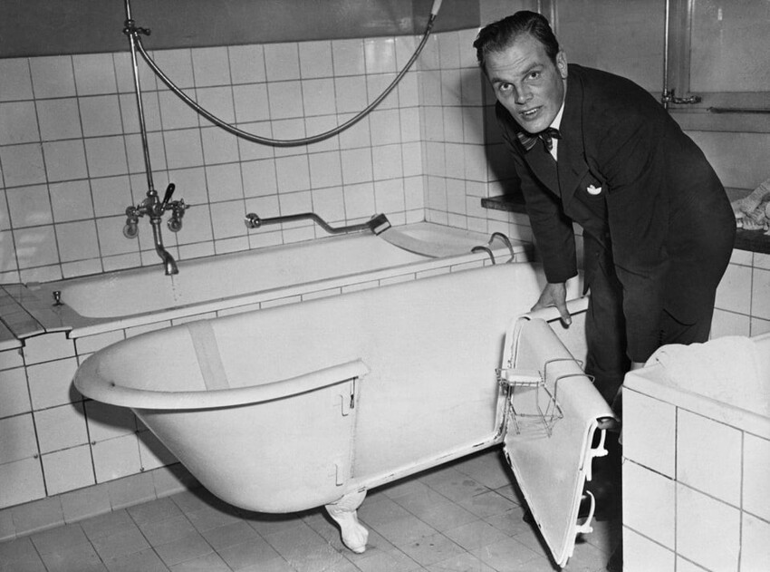 Пер Бергманн с гордостью представляет своё последнее изобретение, цель которого - облегчить пожилым людям и инвалидам вход в ванну и выход из неё. К сожалению для Пера, наличие двери в ванной приводило протечкам. Швеция, 1953 год
