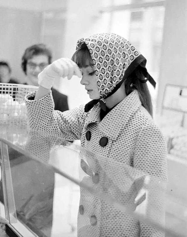 Одри Хепберн покупает еду в Риме, Италия, 1961 год