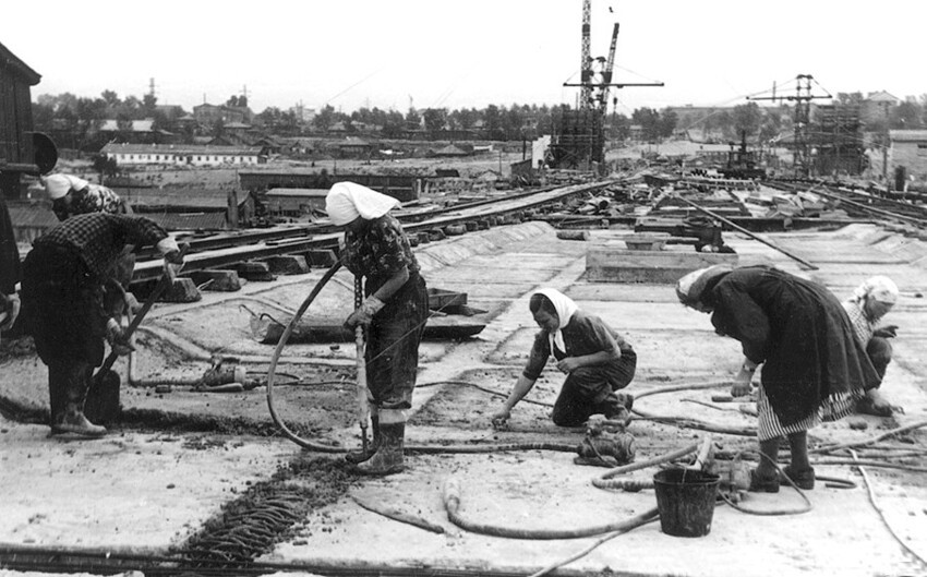 Женщины на строительстве Коммунального моста ч-з реку Обь, в Новосибирске 1953 или 1954 год