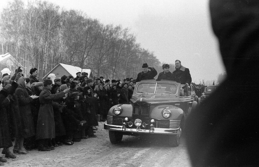 Кортеж главы советского государства Н.С. Хрущева на автодороге Тула - Щекино в районе Ясной Поляны. В феврале 1959 года.  Фото Михаила Толстопятова.