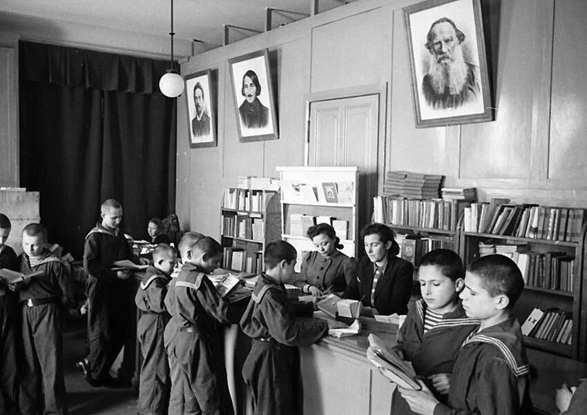 В библиотеке Ленинградского Нахимовского училища, 1945 год