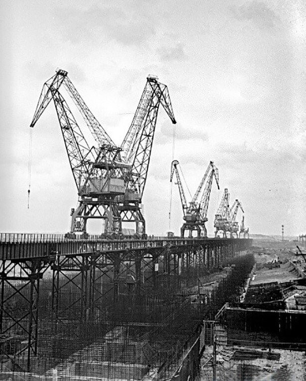 В 1950-ые по всей стране начинается массовая стройка гидроэлектростанций огромных мощностей. На фото строительство Волжской ГЭС в Волгоградской области