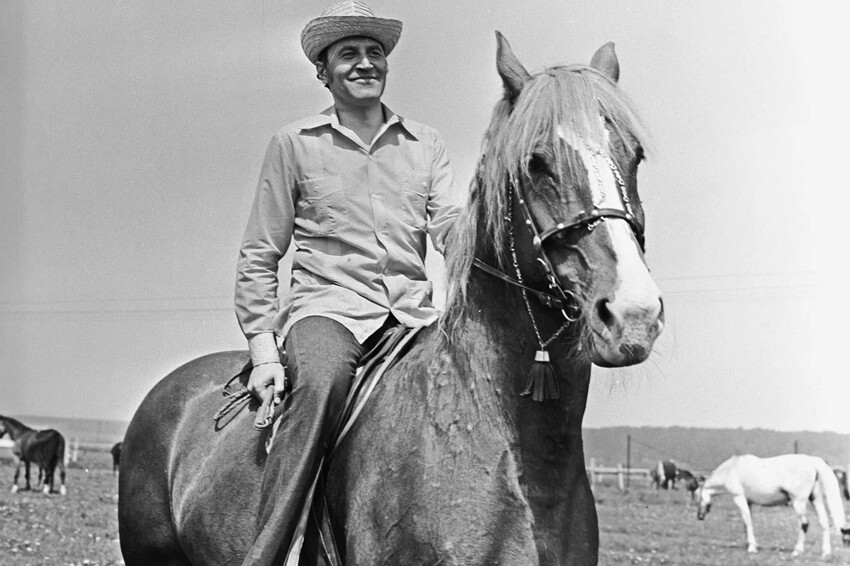 Ведущий телепередачи «В мире животных» Николай Дроздов на лошади, 1979 год