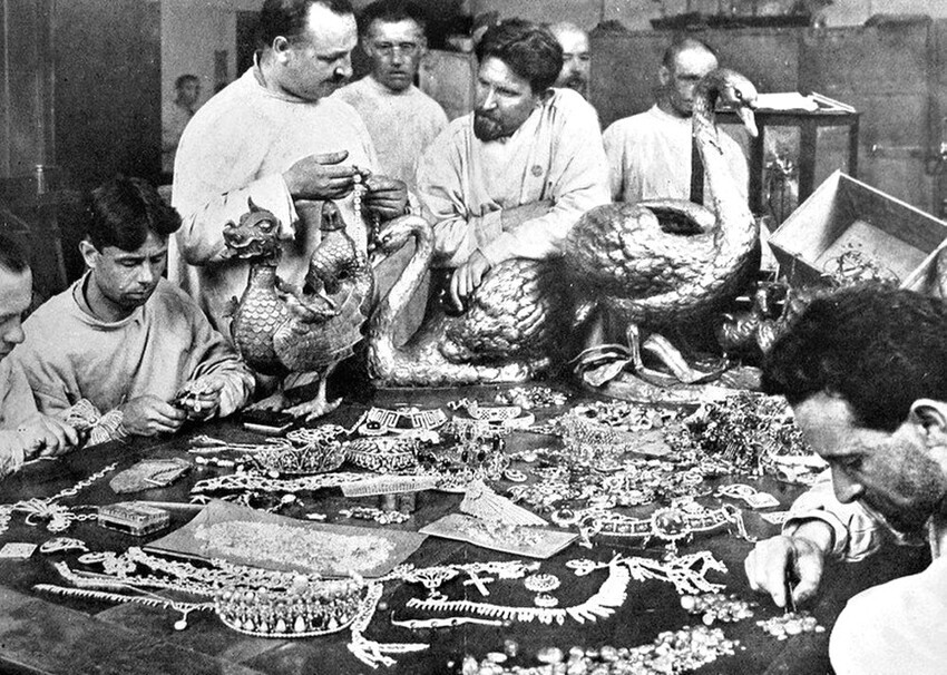 Эксперты изучают драгоценности Романовых и ювелирные изделия из коллекции Юсуповых, 1925 год, Москва