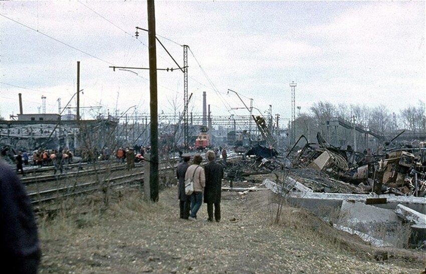 Рабочие укладывают шпалы и рельсы после взрыва. Станция Свердловск-Сортировочный, 1988 год