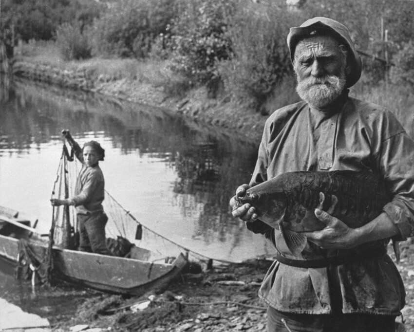 Рыбаки. «Язь!!!» — тогда еще не кричали, и рыбу тоже ещё не принято было целовать после улова. В общем "скучно" жили... СССР. 60-е