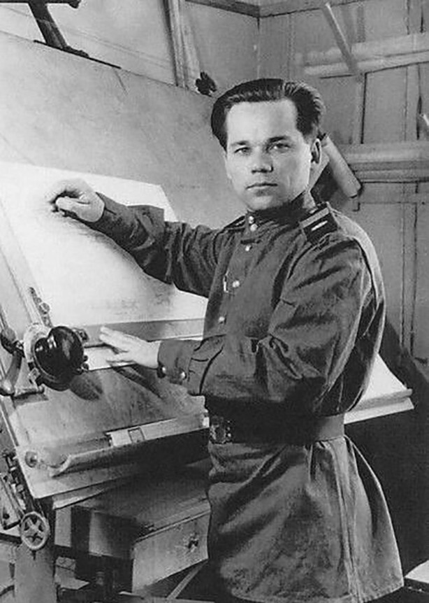 Старший сержант Михаил Калашников во время работы над проектом АК. СССР, 1947 год