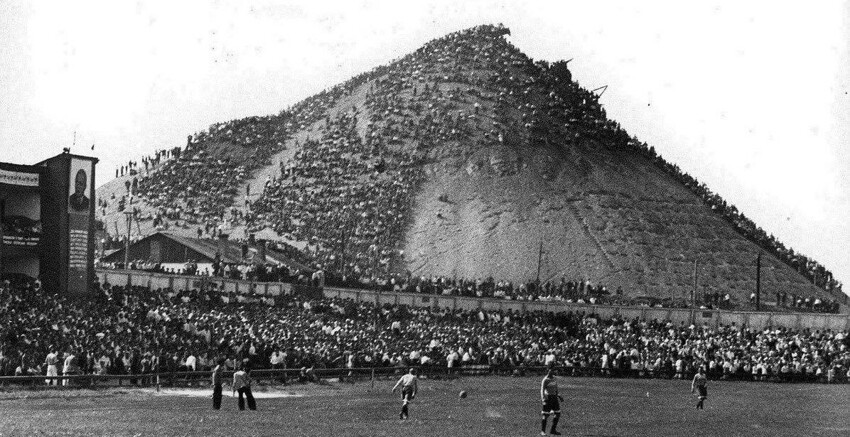 Зрители на футбольном матче донецкого «Шахтера», 1930-е