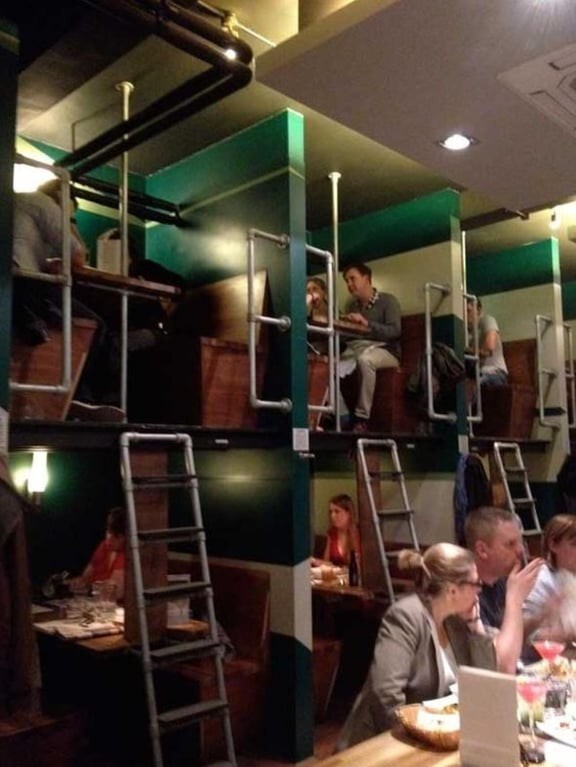 Официанты наверняка не любят второй этаж