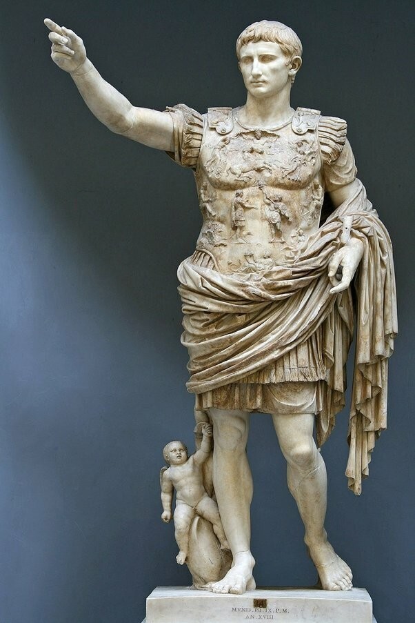 Почему у статуи Октавиана Августа младенец у ног?