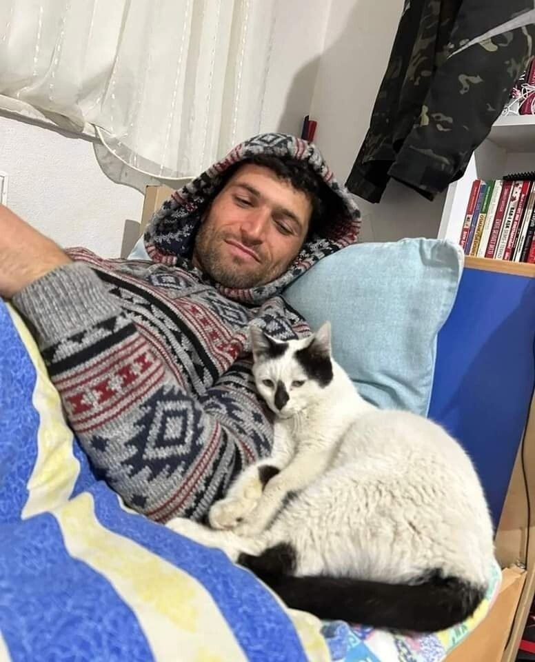Кот Щебень отдыхает вместе со своим новым другом