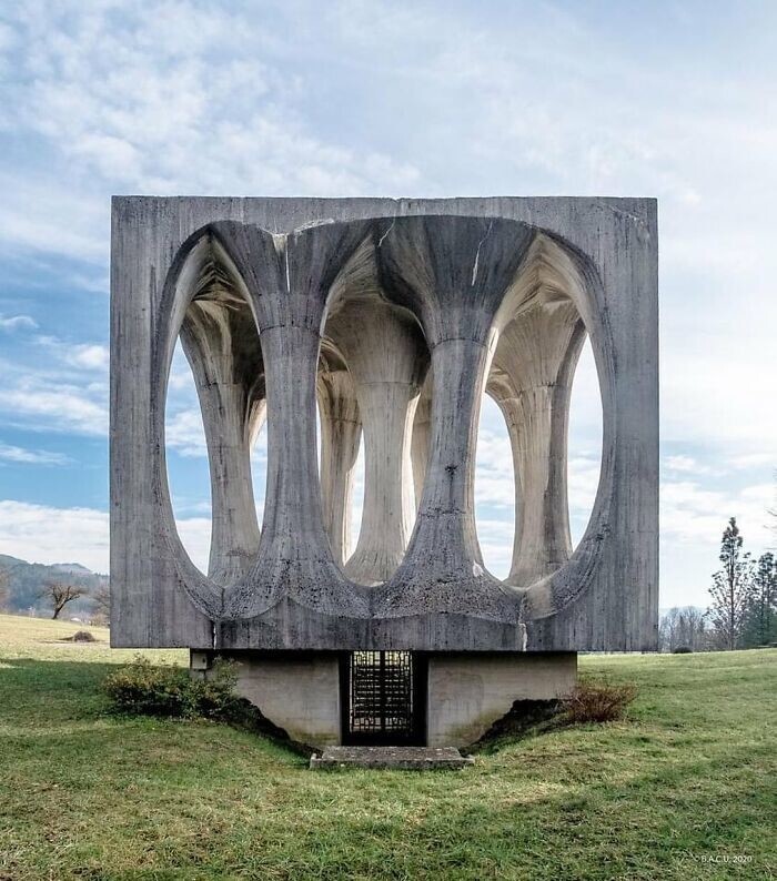 19. Памятник на холме Свободы работы Янеза Ленасси в городе Илирска-Бистрица, Словения, 1965 год