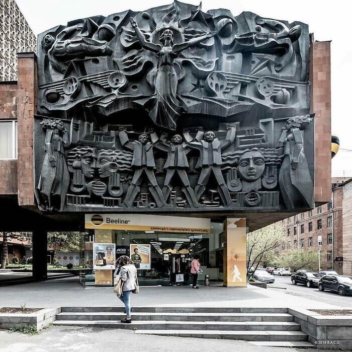 14. Барельеф на стилобате здания, ныне принадлежащему компании "АрменТел", в Ереване, Армения