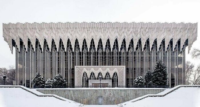 4. Здание телеканала «Хабар» в Алматы, Казахстан, прозванное  «сосулькой». Построено в 1983 году