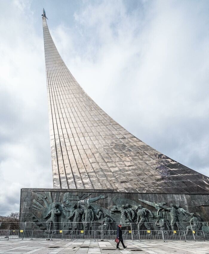 1. Монумент «Покорителям космоса» в Москве, установлен в 1964 году