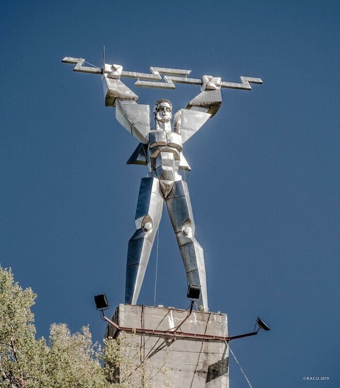 2. «Электрификация», скульптура из нержавеющей стали, на плотине Видрару, жудец Арджеш, Румыния. Построена в 1971 году