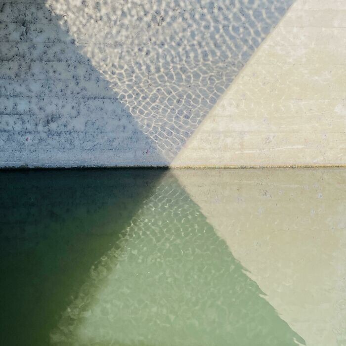 Цветная геометрия под мостом в Сан-Антонио