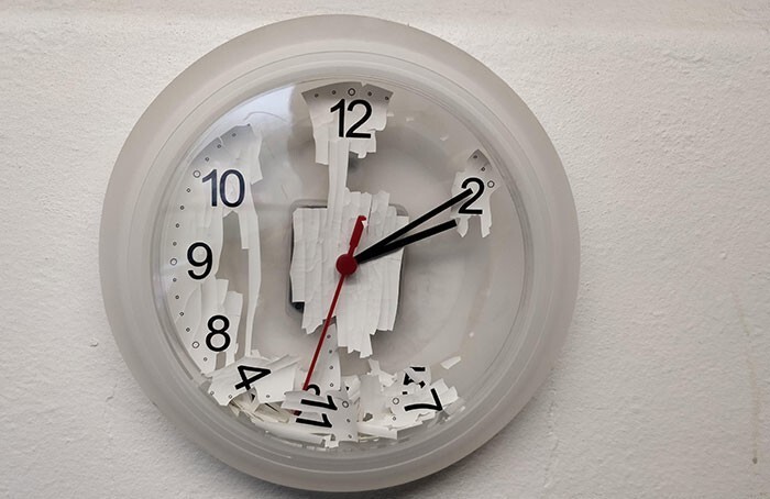 Осыпавшиеся часы стали современной художественной инсталляцией