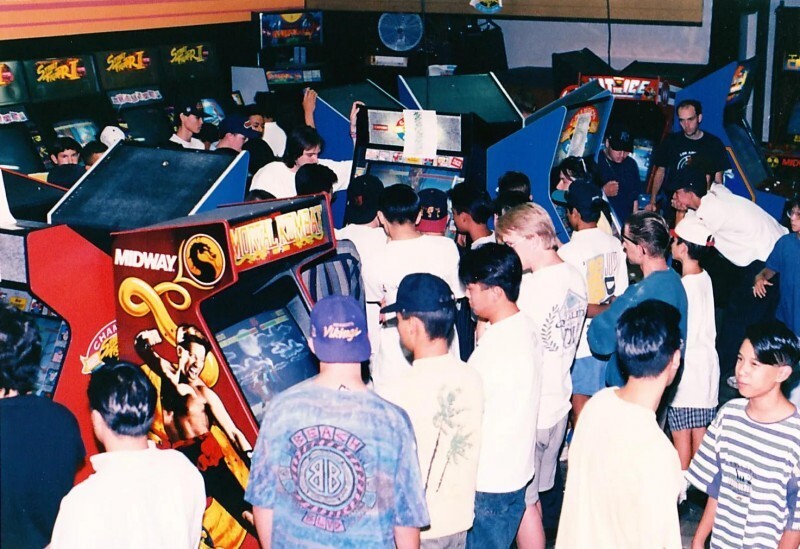 Зал игровых автоматов после школы. США, 90-е