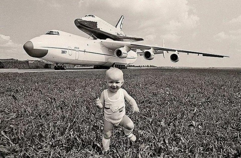Самый большой в мире самолет Ан-225 «Мрия» и космический корабль «Буран» на аэродроме Кубинка, СССР, июнь 1989 года