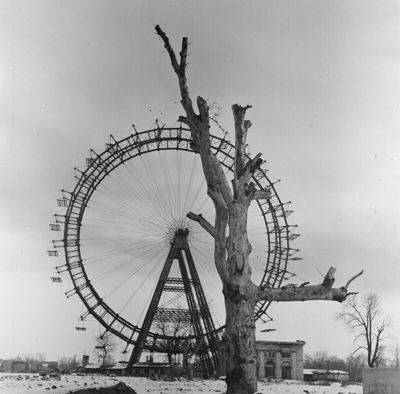Wiener Riesenrad, самое большое колесо обозрения в мире в то время, пострадавшее во время Второй мировой войны. Вена, Австрия. 1945 год