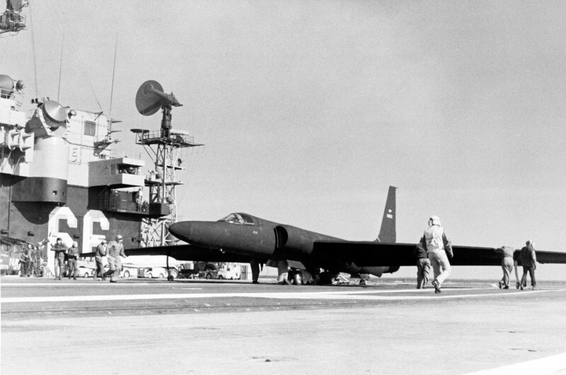 Самолет-разведчик U-2 на палубе авианосца USS America (CV 66), ноябрь 1969 год