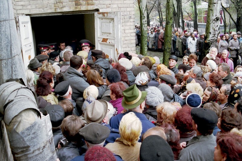 Толпа у кинотеатра "Звездочка" где проводит сеансы экстрасенс Алан Чумак, 2001 год, Донецк