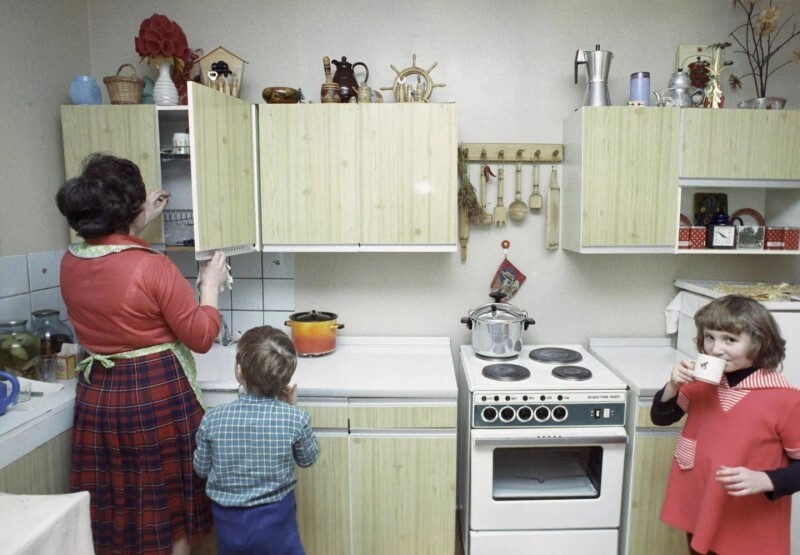 На кухне. Фото Владимира Первенцева, 1980-е годы