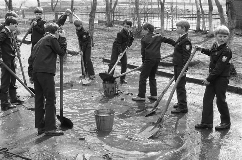 Вычерпывание лужи перед Первомаем. Фото Владимир Соколаев, 30 апреля 1987 года, г. Новокузнецк