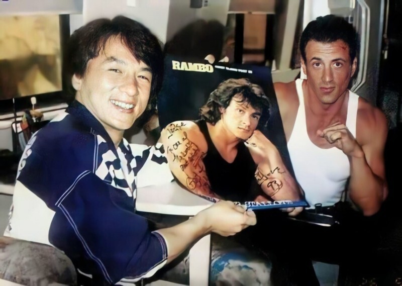 Джеки Чан берёт автограф у С. Сталлоне во время съёмок фильма — Разрушитель, 1993 год
