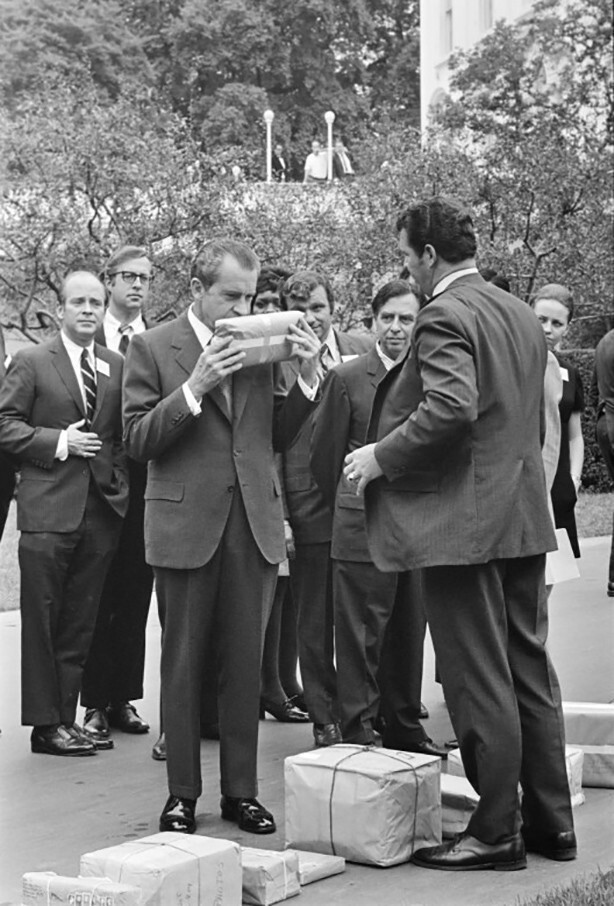 Президент Ричард Никсон нюхает пачку с марихуаной. Начало 70-х, США