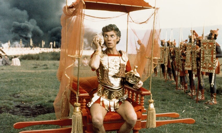1.Расстроенный император Калигула решил объявить войну “Посейдону”, Богу океанов. Для этого он приказал своей армии бросать копья в воду