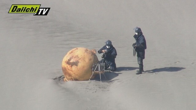 На пляж в Японии вынесло неизвестный металлический шар