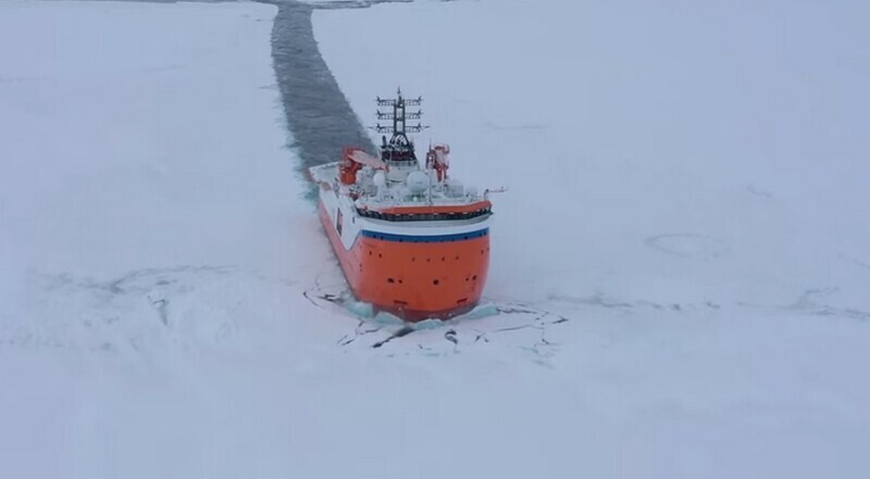 Как ледостойкое судно «Северный полюс» бороздит просторы Арктики