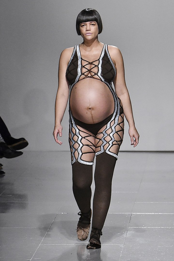 На неделе высокой моды в Лондоне вышли БДСМ-модели, мужики в женском образе и беременные
