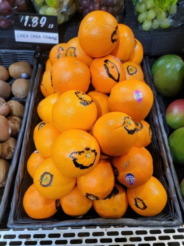 "В магазине обвели маркером все стебельки у апельсинов"