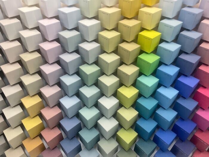 6. Образцы красок в виде кубиков, чтобы можно было увидеть, как цвет будет смотреться в тени и на свету