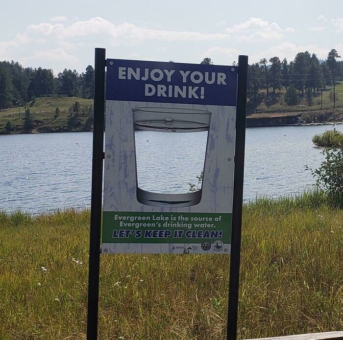 14. Знак в защиту озера от загрязнения в Колорадо: "Пейте на здоровье! Озеро Эвергрин — источник питьевой воды в Эвергрине. Сохраним его чистым!"