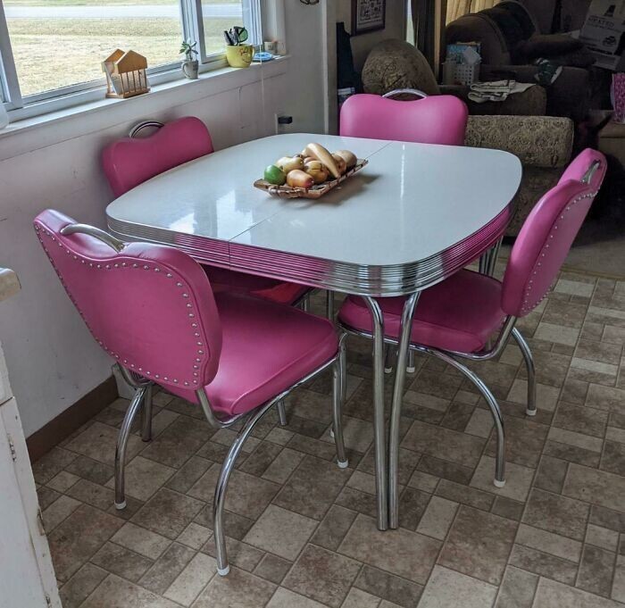 12. "Проехала пять часов, чтобы забрать эти потрясающие розовые хромированные стулья и стол в стиле 50-х годов"