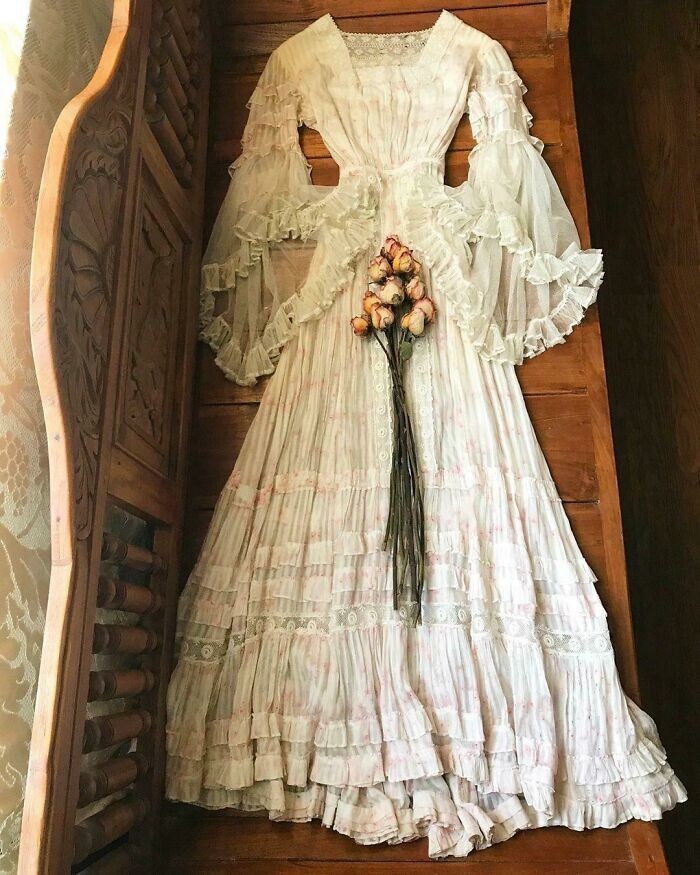 7. "Добыла вчера это платье эдвардианской эпохи. Оно слишком красивое, чтобы не поделиться"