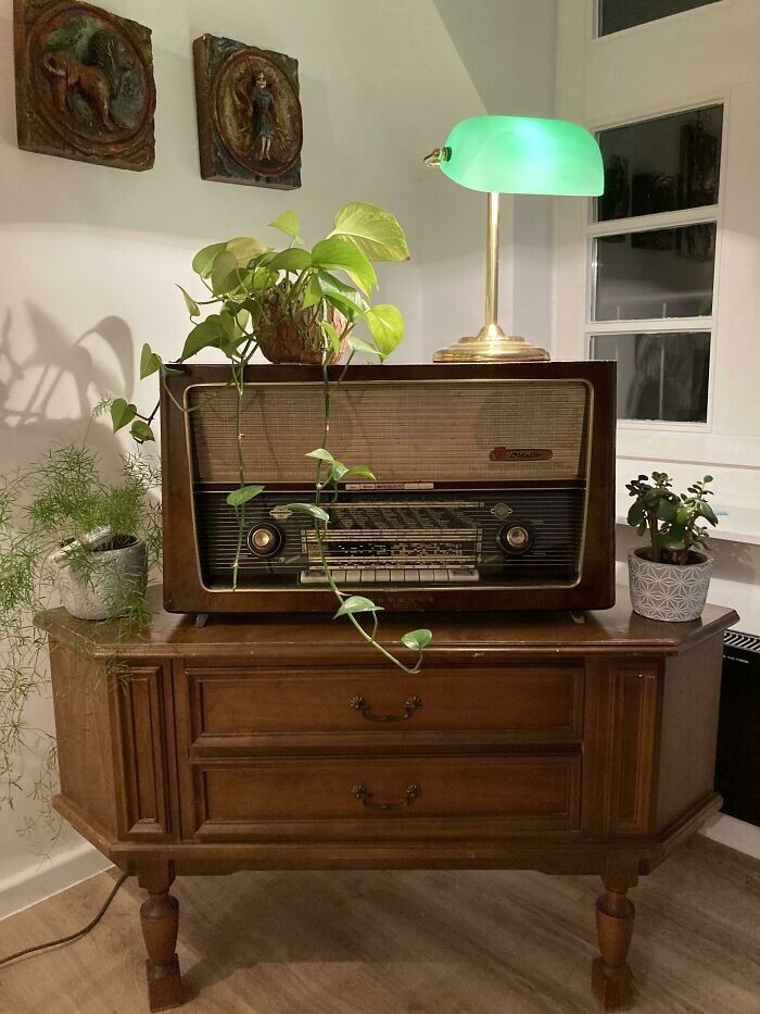 30. "Моя старая лампа на моем старом радио на моем старом комоде"