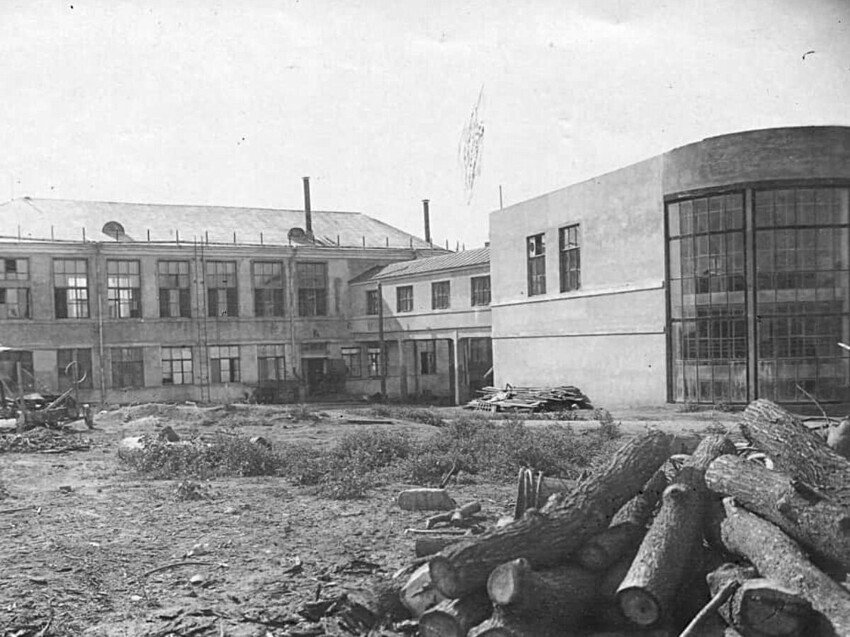 Советская заводская столовая в виде "Серпа и молота"