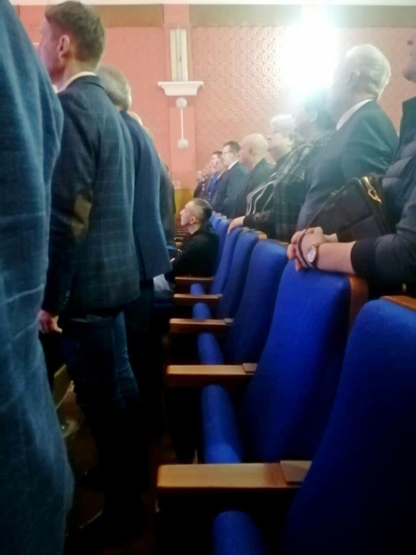 Депутат не встал во время исполнения гимна России и поплатился